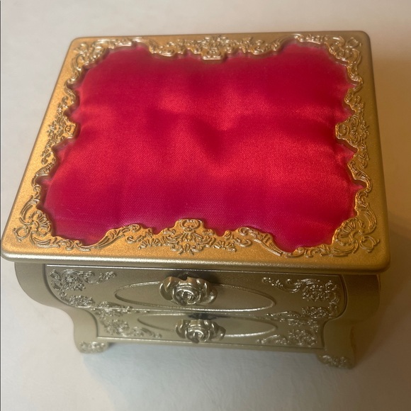 Betsy Johnson watch trunk - Picture 5 of 6